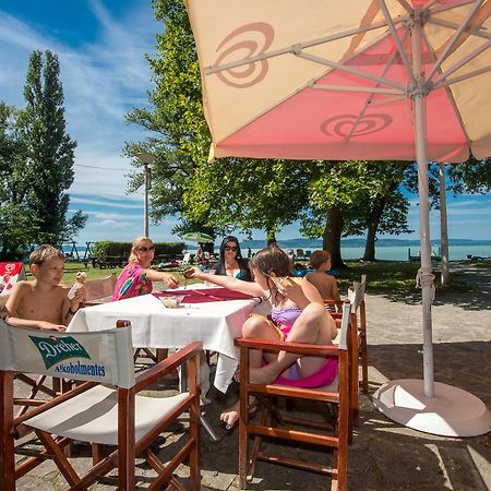 Familia Hotel Balatonboglár エクステリア 写真