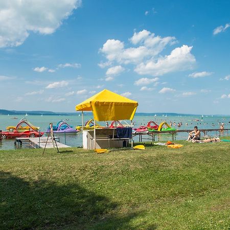 Familia Hotel Balatonboglár エクステリア 写真