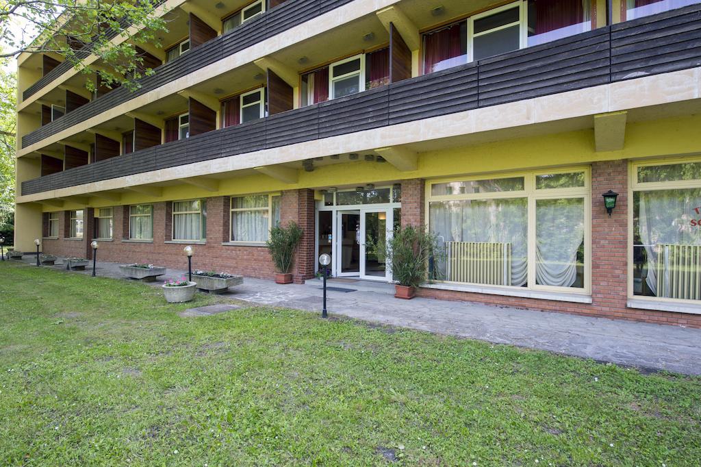 Familia Hotel Balatonboglár エクステリア 写真