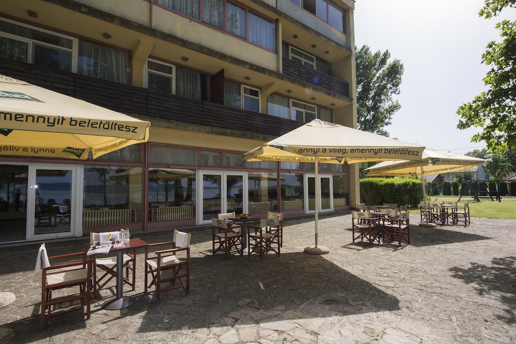 Familia Hotel Balatonboglár エクステリア 写真