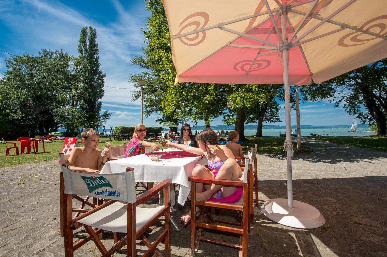 Familia Hotel Balatonboglár エクステリア 写真